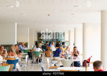 London, Großbritannien - 7 August, 2018 - Öffentliche Sitzbereiche in der Royal Festival Hall, wo Touristen in eine Pause Stockfoto
