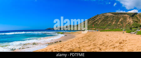 Tropischen Sandstrand mit einem Vulkan Krater im Hintergrund in Oahu, Hawaii Stockfoto