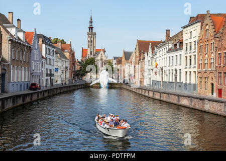 Touristen in einem Kanal tour Boot anzeigen Der Brügge Kunststoff Wal Skulptur von weggeworfenen Kunststoffbehälter und Abfälle aus dem Meer gewaschen, Stockfoto