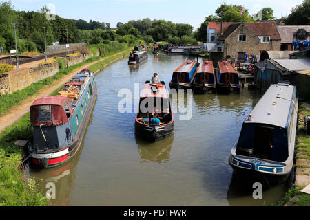 Narrowboats auf der Oxford Canal an heyford Wharf, untere Heyford Dorf, Bicester, Oxfordshire, England Stockfoto