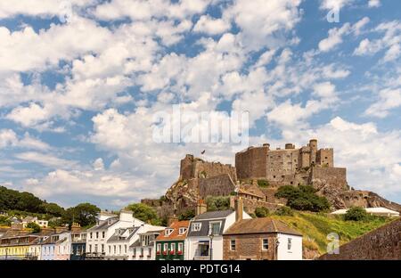 Gorey (Mont Orgueil) Schloss in Jersey. Gebäude sind unten und ein Meer an der Wand steht im Vordergrund. Stockfoto