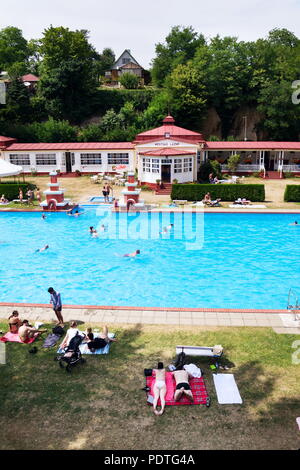 MSENO, TSCHECHISCHE REPUBLIK - 22 JULI 2018: Menschen schwimmen im Art-déco-Mestske Lazne - Stadt Bäder am 22 Juli, 2018 in Mseno, Tschechische Republik. Stockfoto