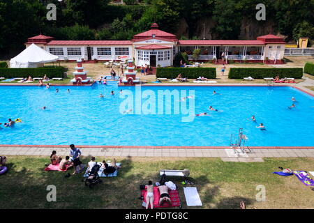 MSENO, TSCHECHISCHE REPUBLIK - 22 JULI 2018: Menschen schwimmen im Art-déco-Mestske Lazne - Stadt Bäder am 22 Juli, 2018 in Mseno, Tschechische Republik. Stockfoto