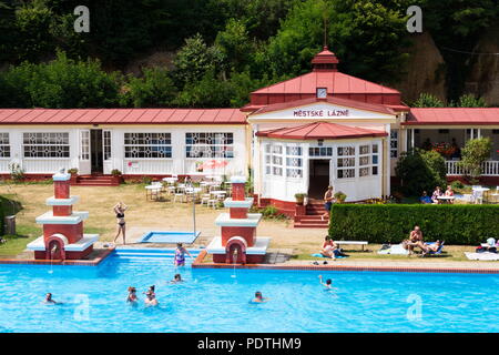 MSENO, TSCHECHISCHE REPUBLIK - 22 JULI 2018: Menschen schwimmen im Art-déco-Mestske Lazne - Stadt Bäder am 22 Juli, 2018 in Mseno, Tschechische Republik. Stockfoto