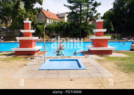 MSENO, TSCHECHISCHE REPUBLIK - 22 JULI 2018: Menschen schwimmen im Art-déco-Mestske Lazne - Stadt Bäder am 22 Juli, 2018 in Mseno, Tschechische Republik. Stockfoto