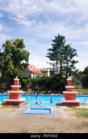 MSENO, TSCHECHISCHE REPUBLIK - 22 JULI 2018: Menschen schwimmen im Art-déco-Mestske Lazne - Stadt Bäder am 22 Juli, 2018 in Mseno, Tschechische Republik. Stockfoto