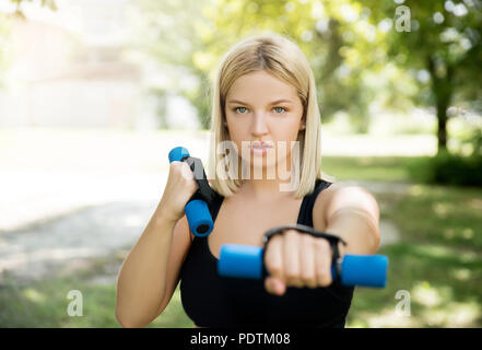 Junge Frau mit Sonnenbrille und Bomberjacke Stockfoto