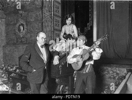 191 SLNSW 8696 Die Hauptstädte Wurlitzer Organist und Orgel Fred Scholl mit Frau Leone Henkel und Gitarrist Stockfoto