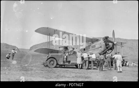 195 kleine Masse mit Lkw prüfen Les Holdens de Havilland DH 61 Giant Moth Doppeldecker airliner G-AUHW "Canberra" auf einem Feld, Alice Springs, Northern Territory, den 7. April 1929. (7974544370) Stockfoto