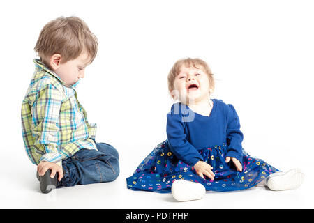 Portrait von adorable glücklichen Bruder und Schwester lächeln und lachen zusammen mit lustigen positiven Ausdruck auf ihren Gesichtern. Kinder Spaß Zeit umarmen, Ma Stockfoto