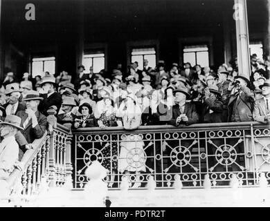 200 StateLibQld 1 103518 Gast auf der Tribüne im Eagle Farm (Ascot) Rennstrecke, Brisbane, Ca. 1936 Stockfoto