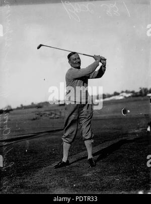 200 StateLibQld 1 103574 Sir Leslie Orme Wilson Golf, 1932 Stockfoto