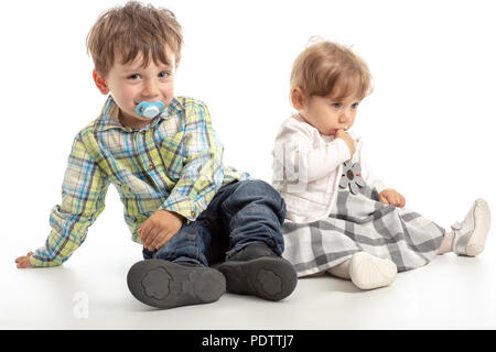 Portrait von adorable glücklichen Bruder und Schwester lächeln und lachen zusammen mit lustigen positiven Ausdruck auf ihren Gesichtern. Kinder Spaß Zeit umarmen, Ma Stockfoto