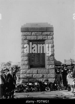209 StateLibQld 1 117060 Kranzniederlegung am Kriegerdenkmal Sandgate, Brisbane, Ca. 1923 Stockfoto