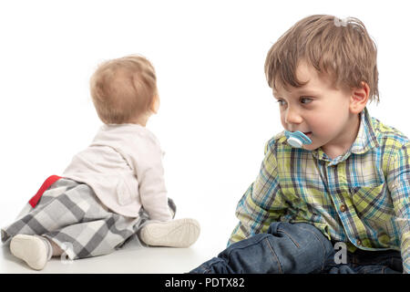 Portrait von adorable glücklichen Bruder und Schwester lächeln und lachen zusammen mit lustigen positiven Ausdruck auf ihren Gesichtern. Kinder Spaß Zeit umarmen, Ma Stockfoto