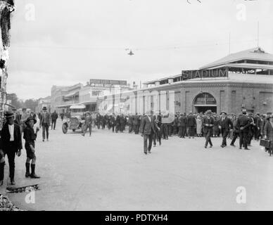 213 StateLibQld 1 123575 Menschen Fräsen um den Eingang des Stadions Brisbane, Brisbane, Ca. 1925 Stockfoto