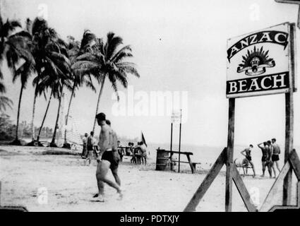 213 StateLibQld 1 124074 Anzac Strand, Bougainville, Ca. 1945 Stockfoto