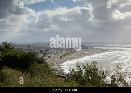 Ein Blick über Le Havre von Sainte Adresse als Winter Sturm kommt vom Meer und Wellen von Sonnenlicht bricht durch die Wolken Stockfoto