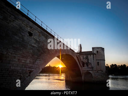 Malerischer Blick auf Avignon Brücke Pont d'Avignon bei Sonnenuntergang Magic Hour Stockfoto