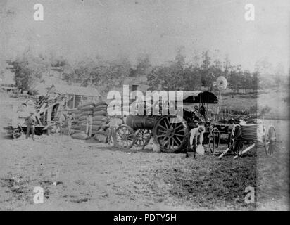 217 StateLibQld 1 131195 Traktion Motor im Eigentum von James Shelley, Obere Freestone, Ca. 1900 Stockfoto