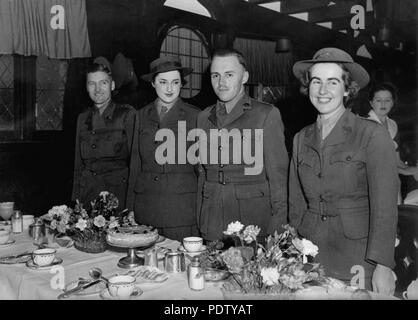 218 StateLibQld 1 132291 Brautparty ihre Hochzeit während des Zweiten Weltkrieges, Brisbane, 1942 feiern Stockfoto