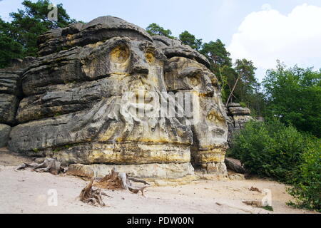 Sandsteinfelsen Skulpturen Teufel Köpfe in der Nähe von Zelizy, Tschechische Republik Stockfoto
