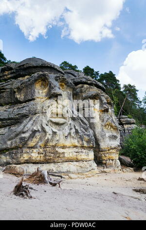 Sandsteinfelsen Skulpturen Teufel Köpfe in der Nähe von Zelizy, Tschechische Republik Stockfoto