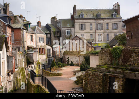 Eine Frau geht mit ihrem Hund durch er Parc de Tripot, Honfleur, Normandie, Frankreich Stockfoto