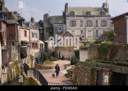 Eine Frau geht mit ihrem Hund durch er Parc de Tripot, Honfleur, Normandie, Frankreich Stockfoto