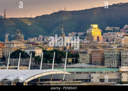 GENUA, ITALIEN - 19. MAI 2018: Blick auf die Stadt über den Hafen Stockfoto