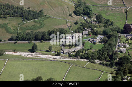 Luftaufnahme des ausgetrockneten Fluss Skirfare (ein Nebenfluss des Flusses Wharfe) an Litton in den Yorkshire Dales Stockfoto