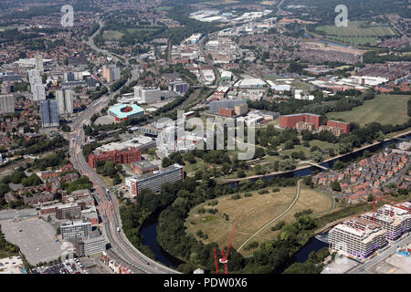 Luftaufnahme der Salford University von entlang der A6 über den Fluss Irwell, Manchester Stockfoto