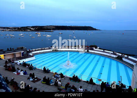 Tinside Lido am Plymouth Hoe's Bild in der Dämmerung. Stockfoto