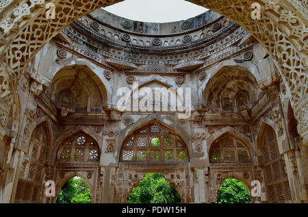 Alte geschnitzte islamische Moschee in Indien, die aus Felsen und Steine ruiniert Stockfoto