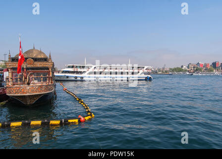 Istanbul, Türkei - Mai 1,2018. amateur Fisher auf Pier und City Linien ferry Passagiere, die aus Europa in Istanbul Asien Stockfoto