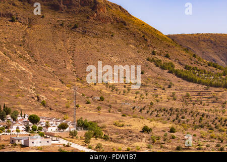 Friedhof mit einer Bergkulisse in Oria Andalusien Spanien Stockfoto