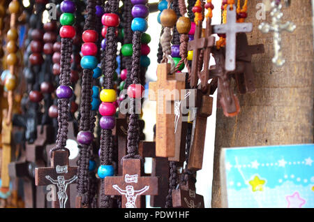 Holz- christliche Kreuz für den Verkauf außerhalb einer Kirche in Mumbai. Stockfoto