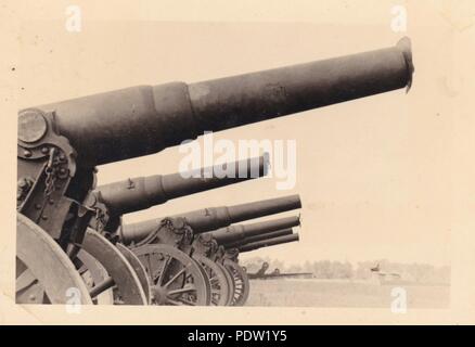 Bild aus dem Fotoalbum von Oberfeldwebel Karl gendner von 1. Staffel, Kampfgeschwader 40: Captured Polnische Artillerie Stücke bis in Deblin Flugplatz in Polen gesäumt, September 1939. Karl Gendner war ein Pilot mit 3./KGzbV 9 zu dieser Zeit. Stockfoto