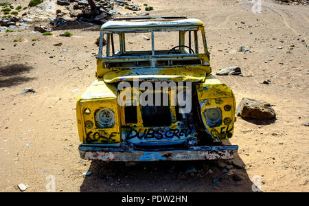 Eine alte verlassene Land Rover in der Wüste Sahara im L'Oasis Sacrée, Marokko Stockfoto