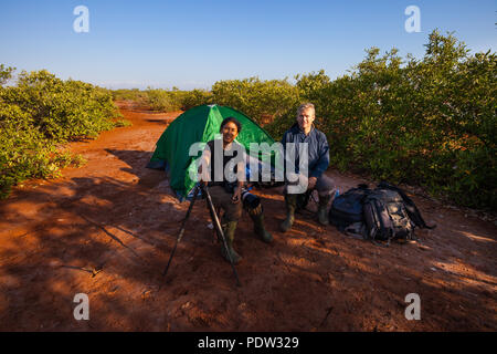 Outdoor Fotografen Øyvind Martinsen und Zizza Gordon in ihren Zelten in der Wüste Sarigua, Herrera Provinz, Republik Panama. Stockfoto