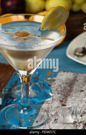 Glas Martini mit Zitronen und grünen Oliven Stockfoto