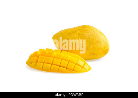Gelbe carabao Mangos mit Cube Reif in Scheiben geschnitten auf weißem Hintergrund Stockfoto