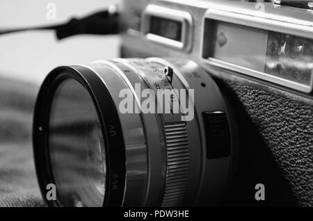 Traveller: Alte Spiegelreflexkamera und alte Jeans Stockfoto