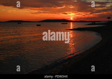 Strand mit Sonnenuntergang Himmel auf der Adria in Kroatien Stockfoto