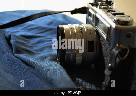 Traveller: Alte Spiegelreflexkamera und alte Jeans Stockfoto