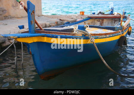 Alte Holz- Boot auf Dock festgesetzt, Insel Krapanj, Kroatien Stockfoto