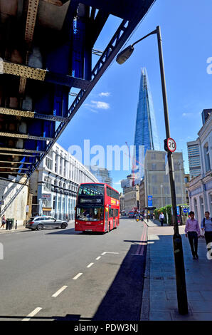 London, England, UK. Der Shard unter einer Eisenbahnbrücke in Southwark Street gesehen Stockfoto