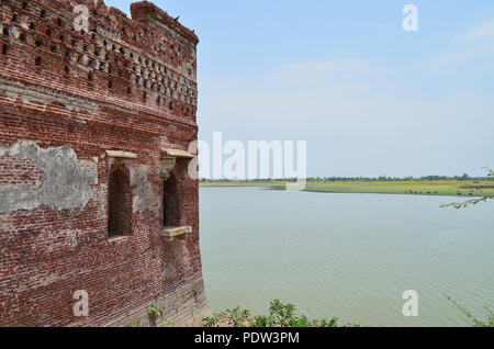 Alte Burgruine post in der Nähe von einem See Stockfoto