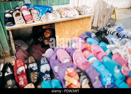 Die Leute auf der Osh Bazaar in Bischkek Stockfoto