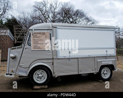 Alte Silber Citroen Typ H Erfrischung Van im Hyde Park, London neben Serpentine Lido. Geschlossen für den Winter. Keine Menschen. Horizontale. Stockfoto